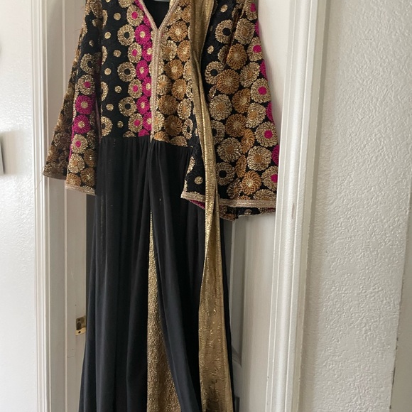 Modest Middle Eastern Dress - Picture 4 of 5